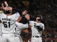　８回、３ランを放ち、ナインとタッチを交わす坂本（右）＝撮影・北村雅宏