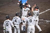 　８回、３ランを放ち笑顔で生還する坂本（中央）＝撮影・西田忠信