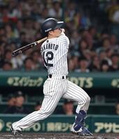 　８回、３ランを放つ坂本（撮影・北村雅宏）