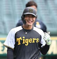 　練習中に笑顔を見せる木浪（撮影・西田忠信）