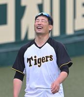 　笑顔を見せる岩崎（撮影・飯室逸平）