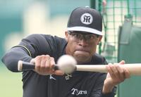 　バント練習するデュプランティエ（撮影・北村雅宏）