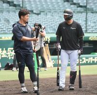 　頓宮（左）と言葉を交わす大山（撮影・西田忠信）