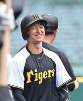 　練習中に笑顔を見せる近本（撮影・西田忠信）