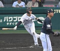 　３回、左前打を放つ小幡（撮影・飯室逸平）