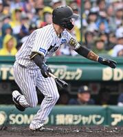 　３回、先制適時打を放つ中野（撮影・西田忠信）