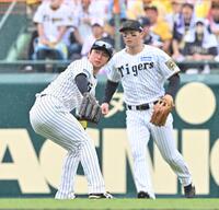 　４回、頓宮の中前打の処理にもたつく近本（左）＝撮影・西田忠信