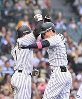 　８回、満塁本塁打を放ち森下（左）と喜ぶ佐藤輝（撮影・西田忠信）