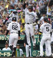 　８回、満塁本塁打を放った佐藤輝を迎える森下（中央）＝撮影・北村雅宏