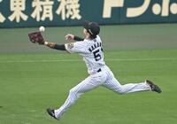 　６回、杉本の打球を好捕する中野（撮影・飯室逸平）