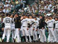 　チームが快勝し、ナインを迎える藤川監督（右から２人目）＝撮影・北村雅宏