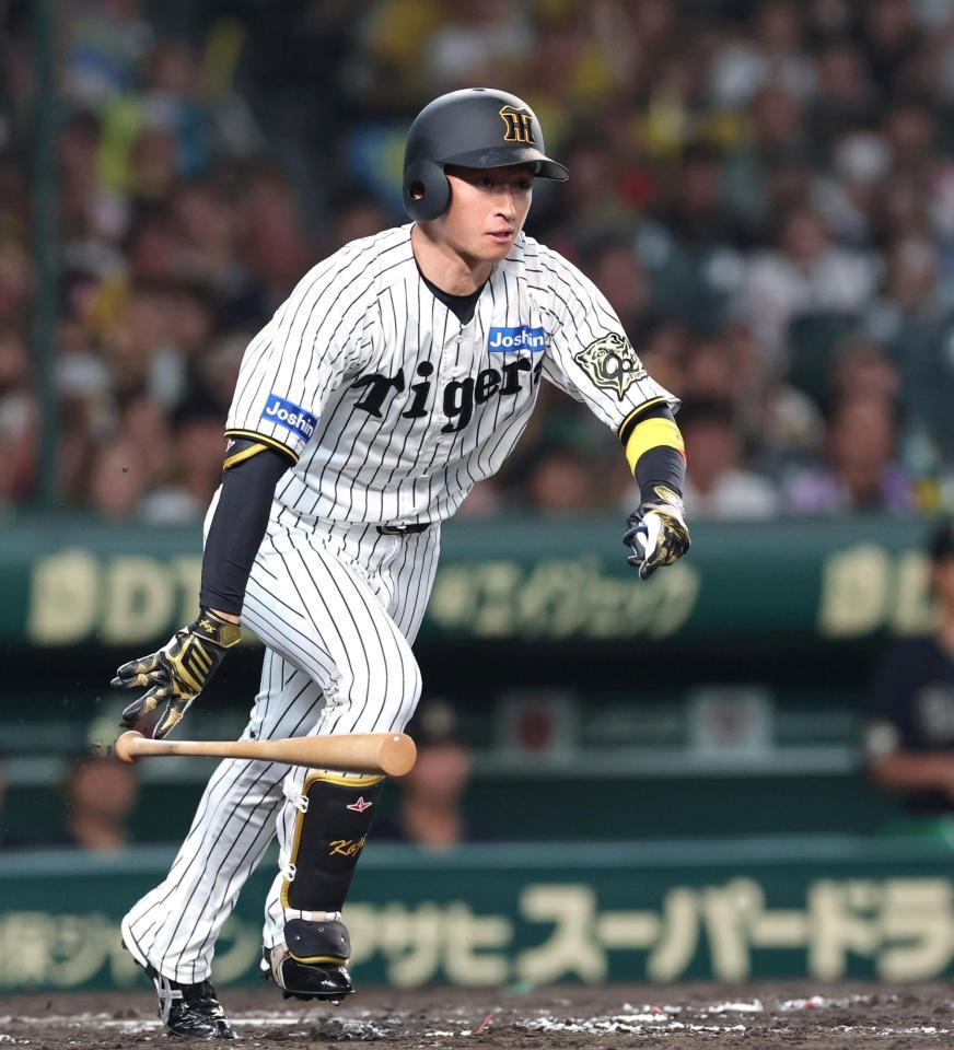 　７回、適時二塁打を放つ近本（撮影・北村雅宏）