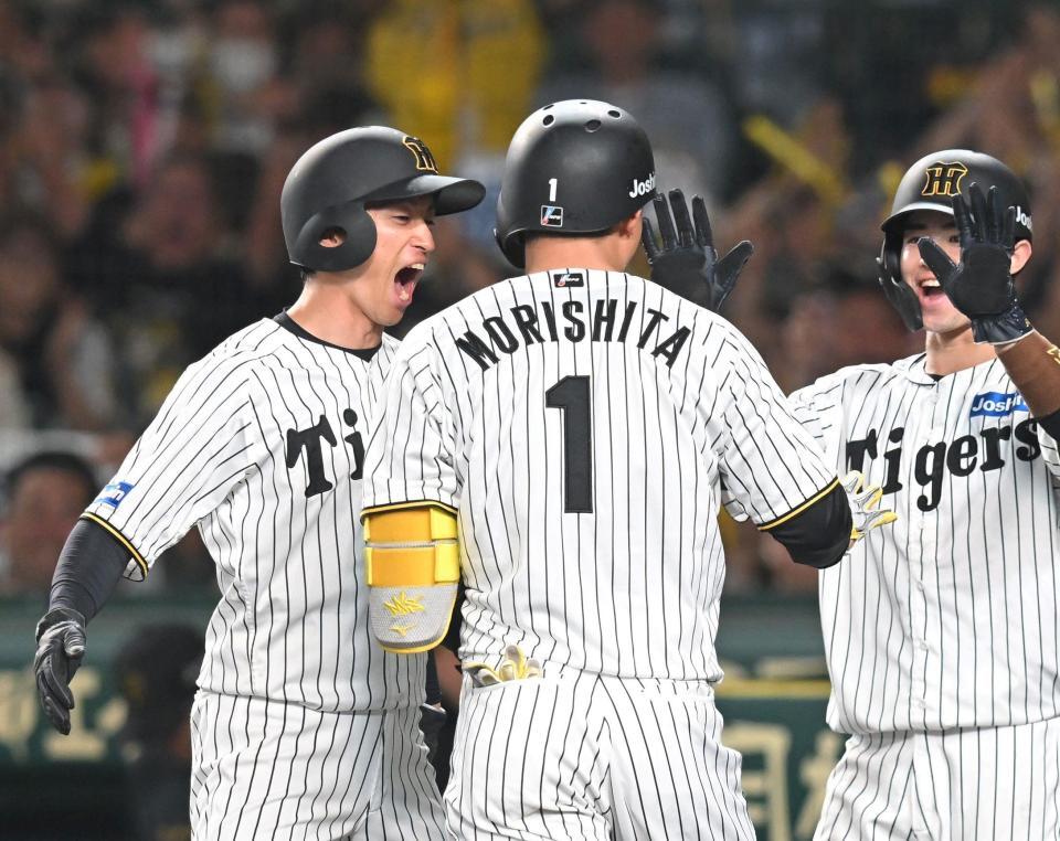 　６回、声を張り上げ森下（１）を迎える近本（撮影・飯室逸平）