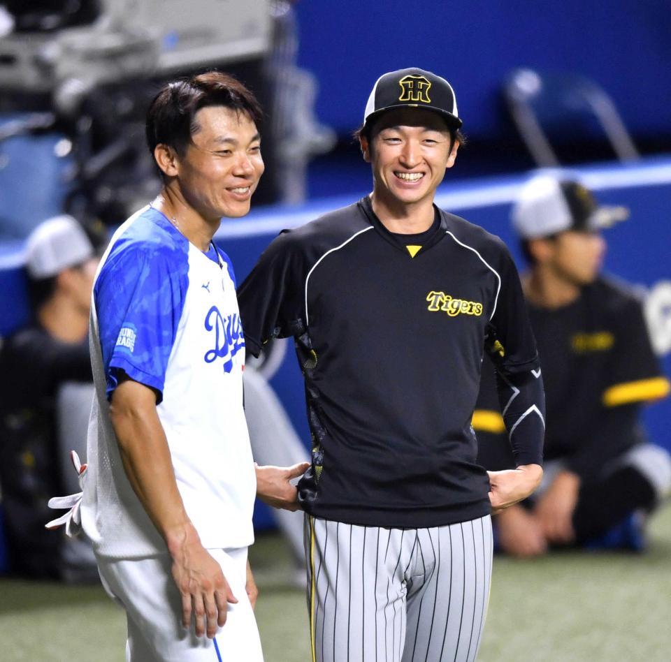 　近本（右）と談笑する大島＝２３年９月