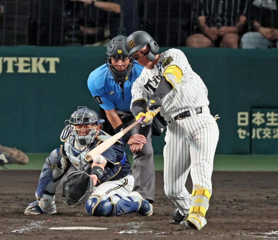 　８回、左前打を放つ森下（撮影・立川洋一郎）