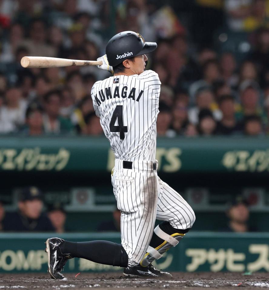 　８回、適時打を放つ熊谷（撮影・北村雅宏）