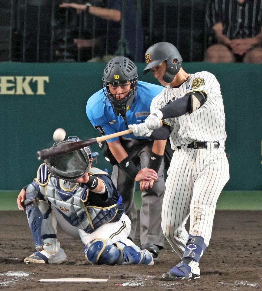 　８回、左翼スタンドへ３ランを放つ坂本（撮影・立川洋一郎）