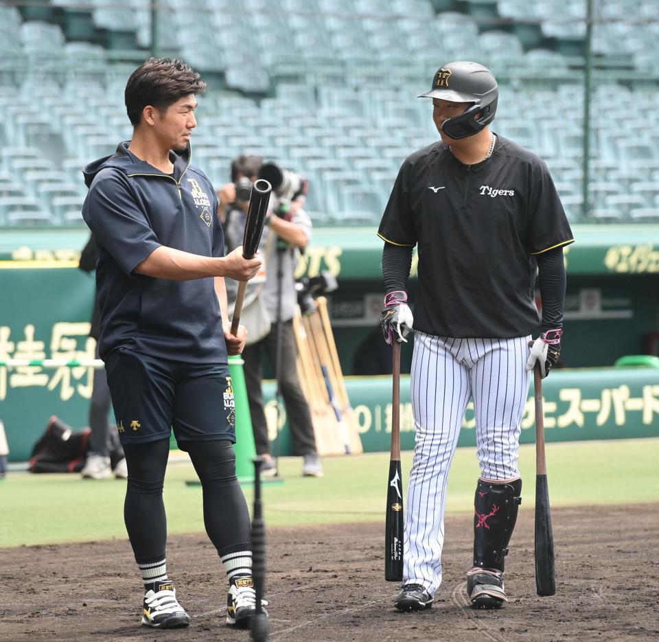 　頓宮（左）と言葉を交わす大山（撮影・西田忠信）