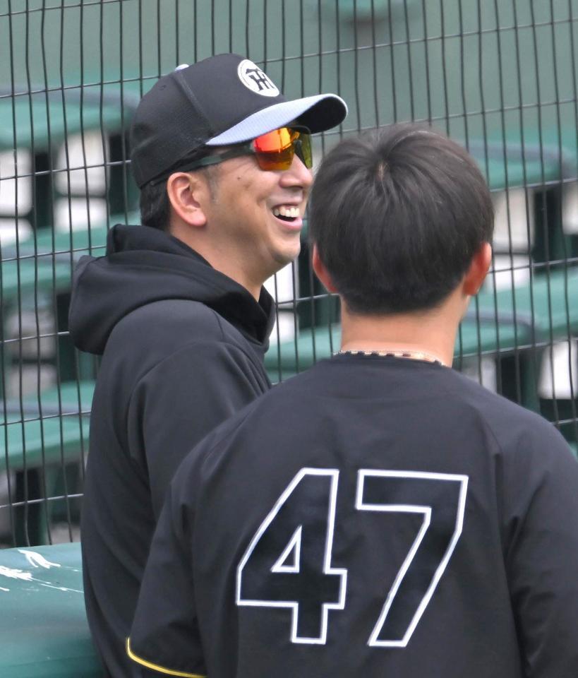 　桐敷（４７）と話す藤川監督（撮影・飯室逸平）