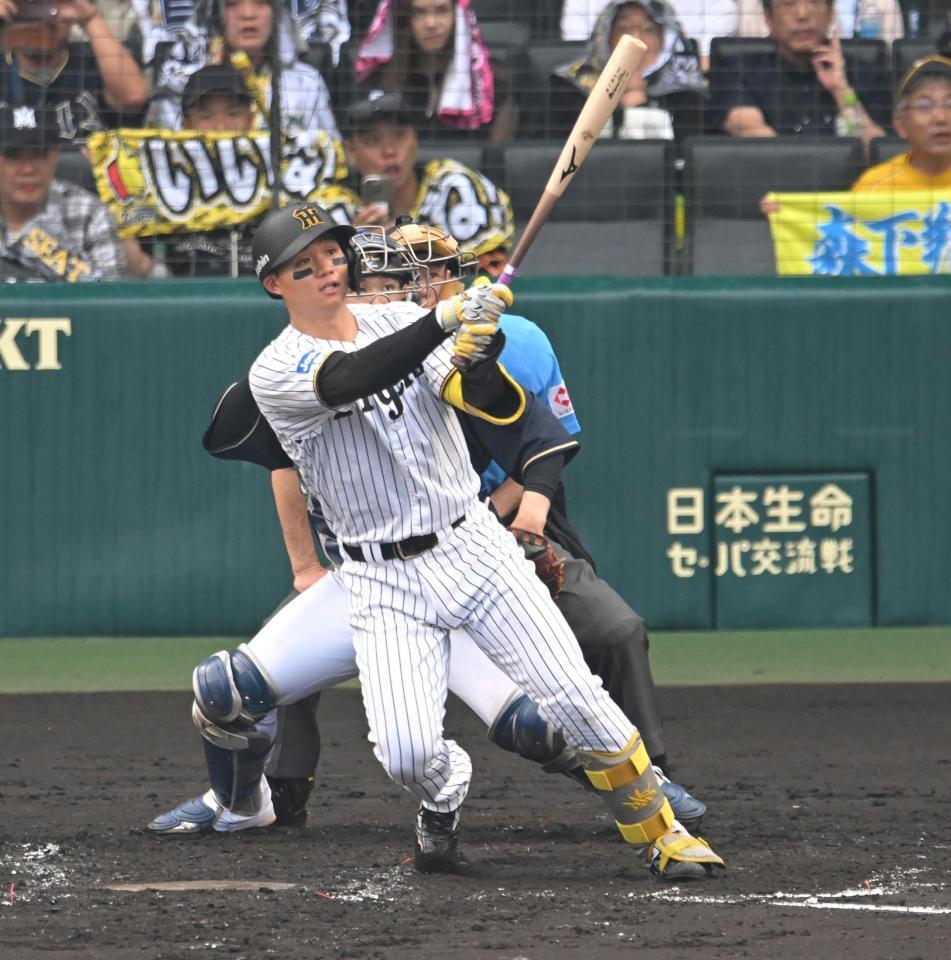 　３回、１０号３ランを放つ森下（撮影・飯室逸平）