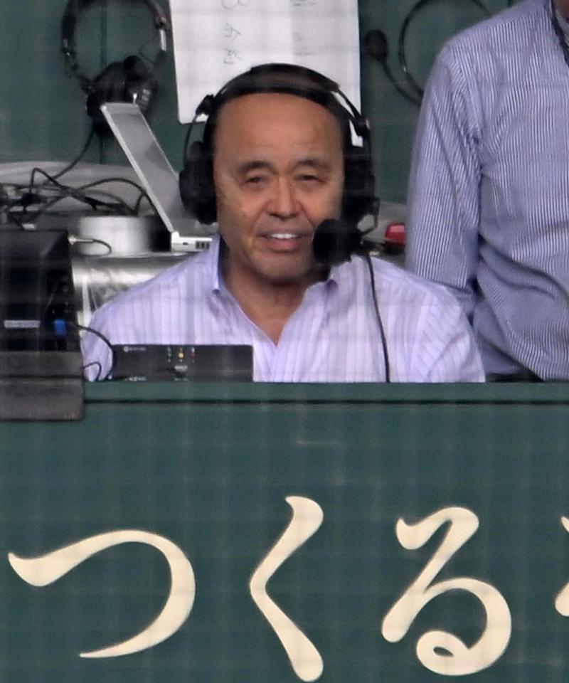 　ラジオで解説する岡田オーナー付顧問（撮影・飯室逸平）