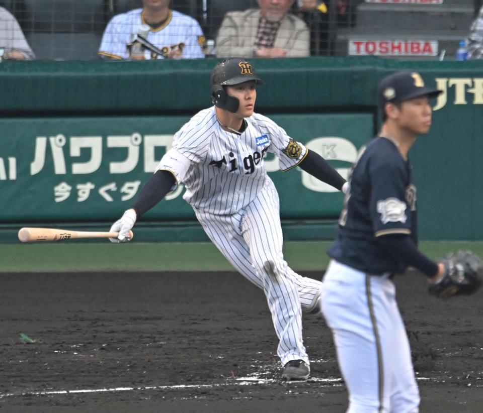 　３回、左前打を放つ小幡（撮影・飯室逸平）