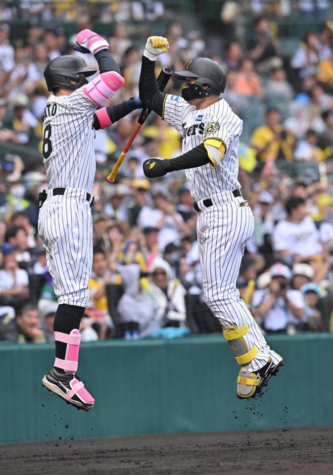 　３回、３ランを放ち、佐藤輝（左）と喜ぶ森下（撮影・西田忠信）