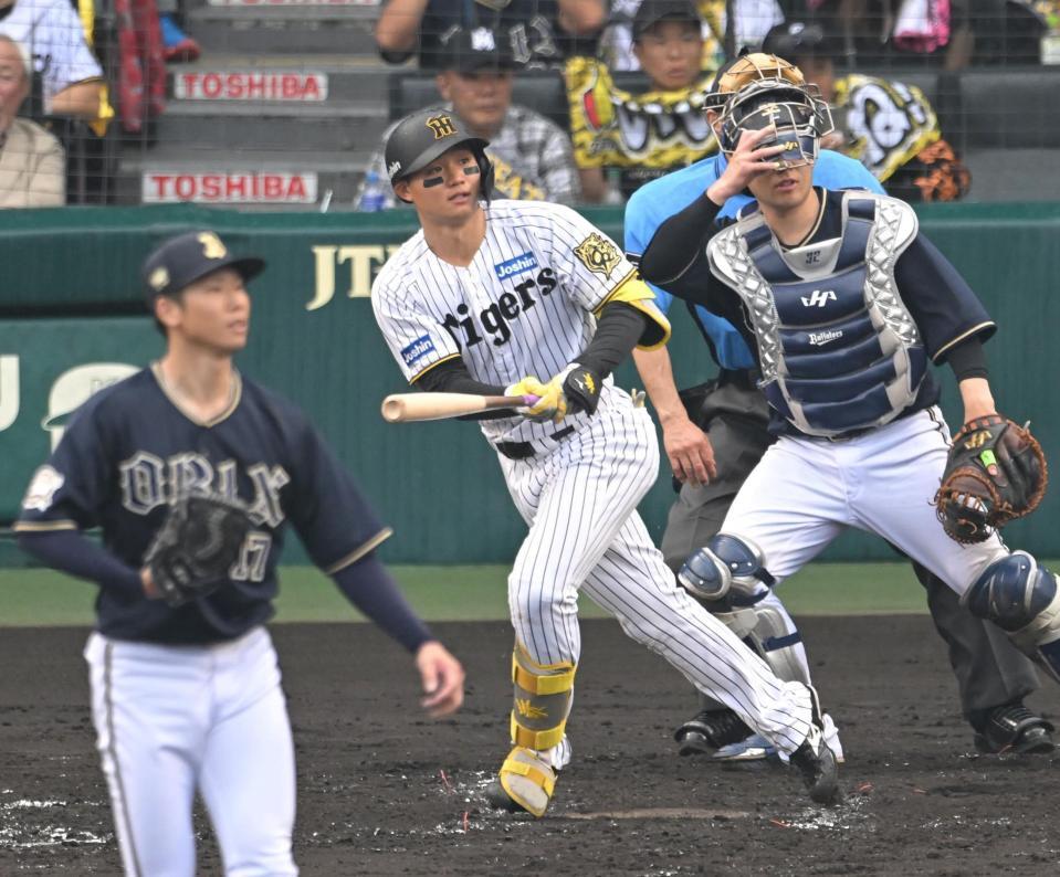 　３回、１０号３ランを放つ森下（撮影・飯室逸平）