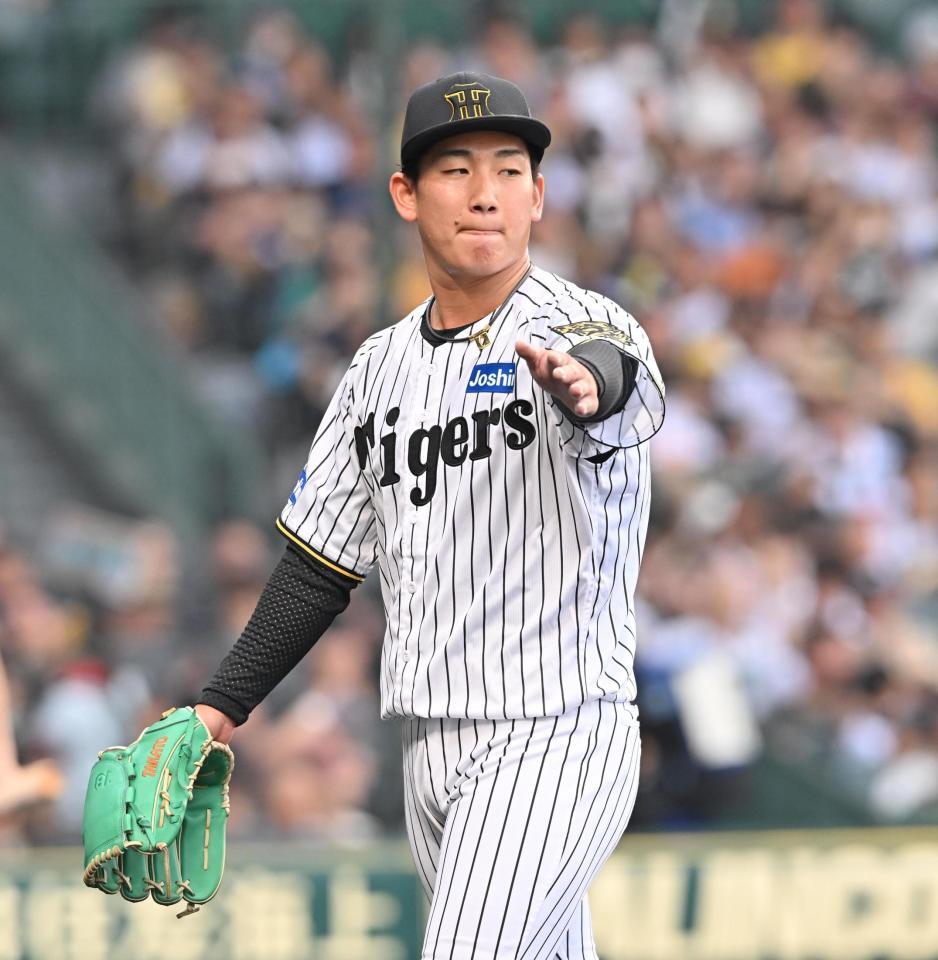 　初回を投げ終えベンチに戻る伊原（撮影・西田忠信）