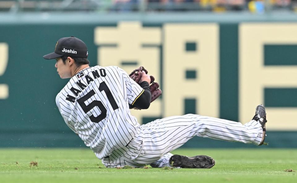 　６回、杉本の飛球を好捕する中野（撮影・西田忠信）