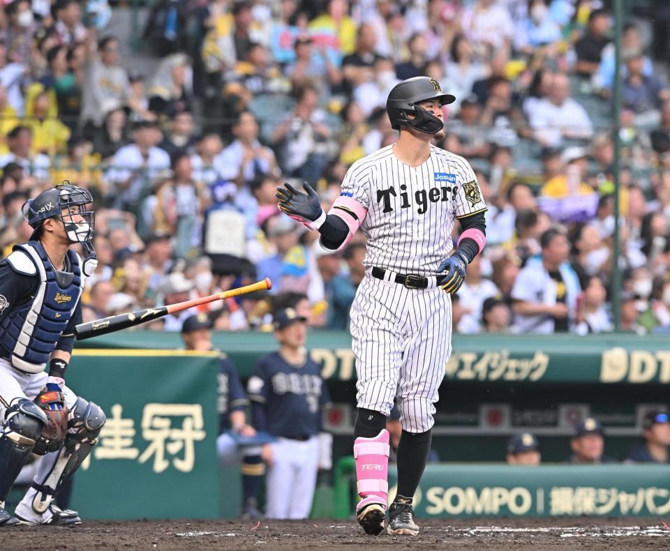 　８回、満塁本塁打を放つ佐藤輝（撮影・西田忠信）