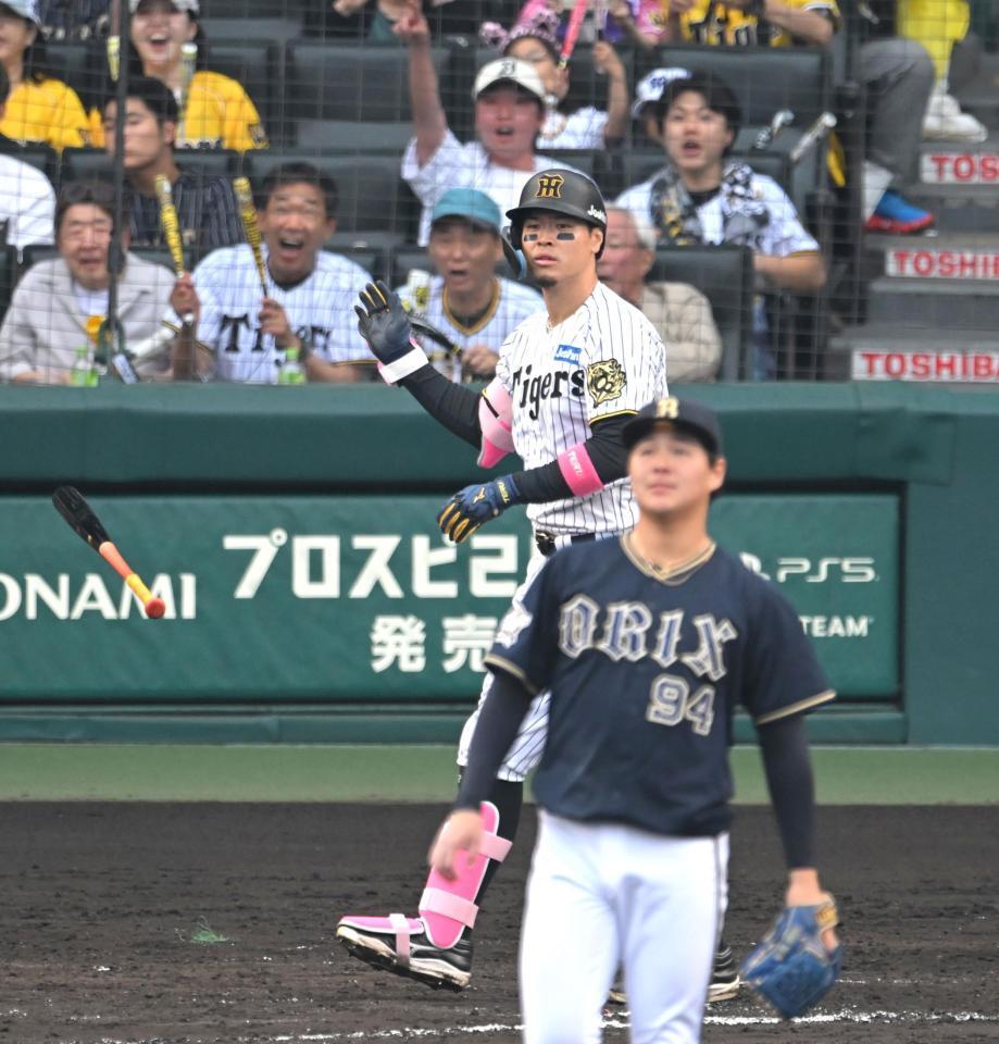 　８回、満塁弾を放つ佐藤輝（撮影・飯室逸平）