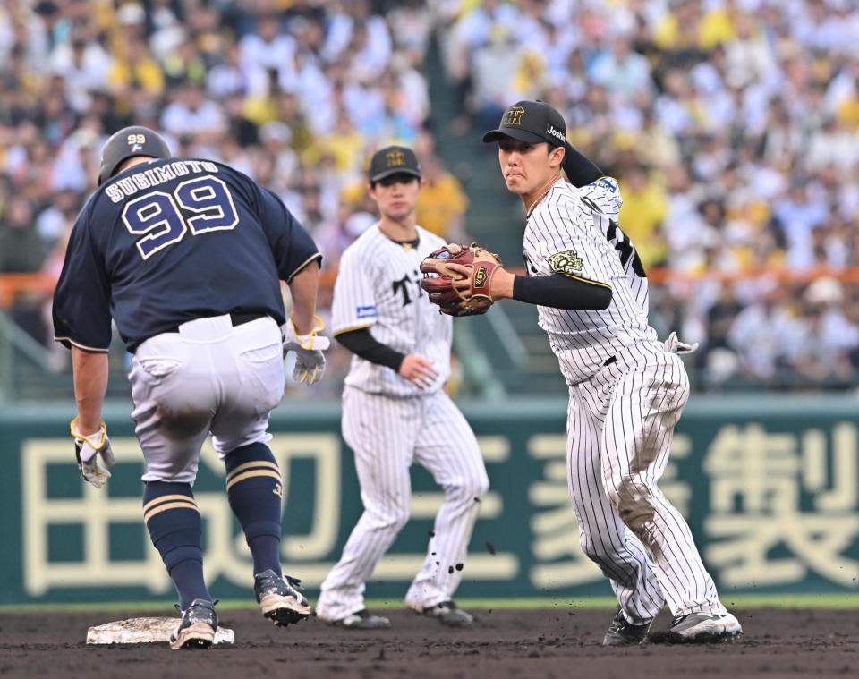 　９回、頓宮の打球を処理した中野（中央）からトスを受け一塁に転送する小幡（右）＝撮影・西田忠信