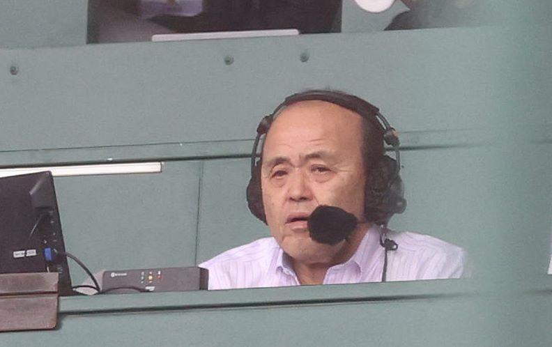 　解説ブースに座る岡田オーナー付顧問（撮影・北村雅宏）