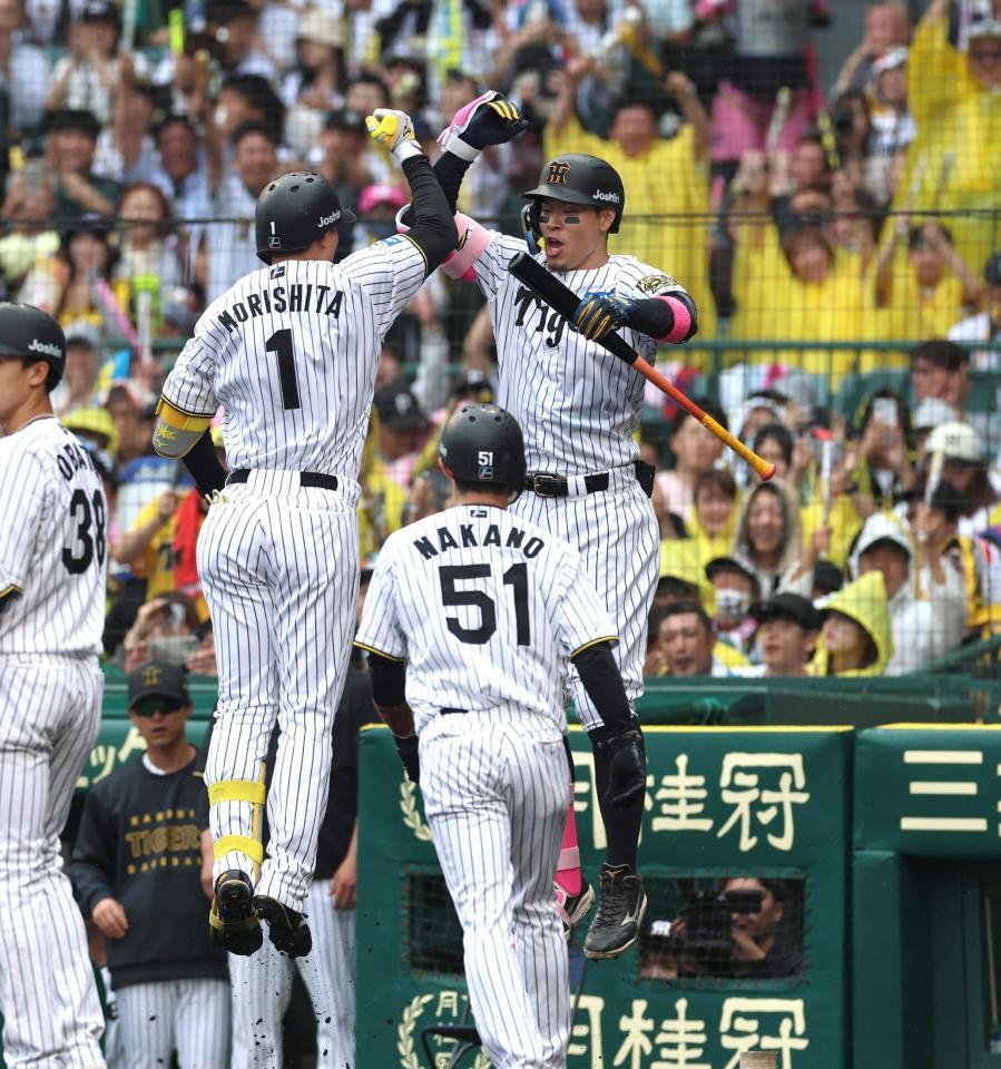 　３回、３ランを放った森下を迎える佐藤輝（中央）＝撮影・北村雅宏