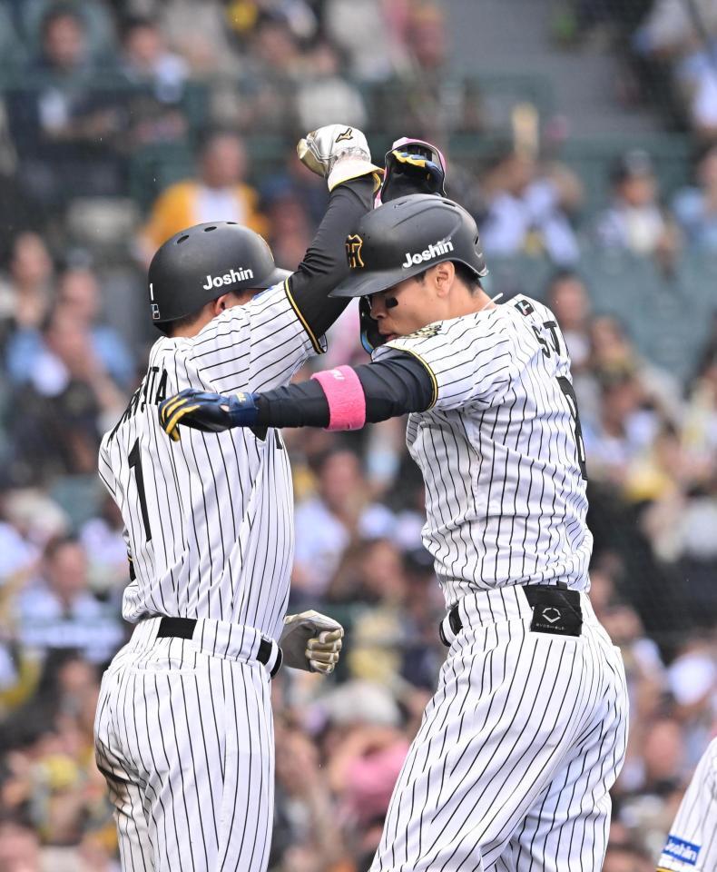 　８回、満塁本塁打を放ち森下（左）と喜ぶ佐藤輝（撮影・西田忠信）