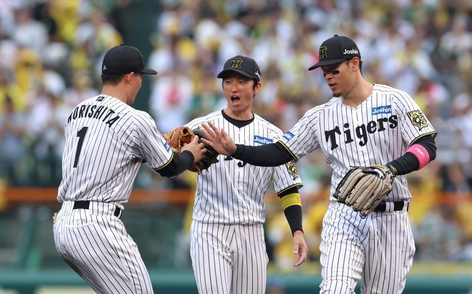 　勝利を喜ぶ（左から）森下、近本、佐藤輝（撮影・北村雅宏）