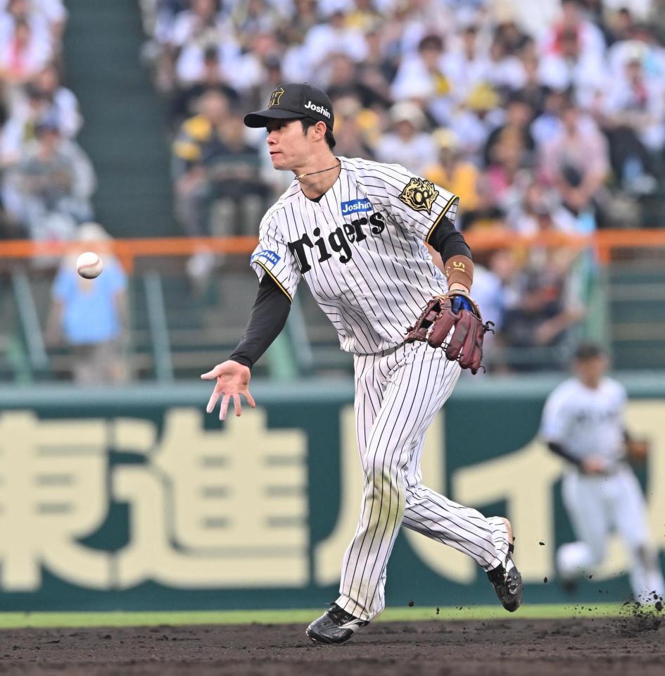 　９回、頓宮の打球を好捕し二塁へトスする中野（撮影・西田忠信）