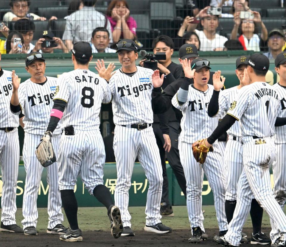 　笑顔でナインを迎える藤川監督（撮影・飯室逸平）