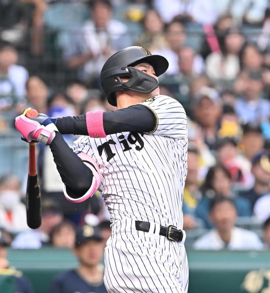 　８回、満塁本塁打を放つ佐藤輝（撮影・西田忠信）