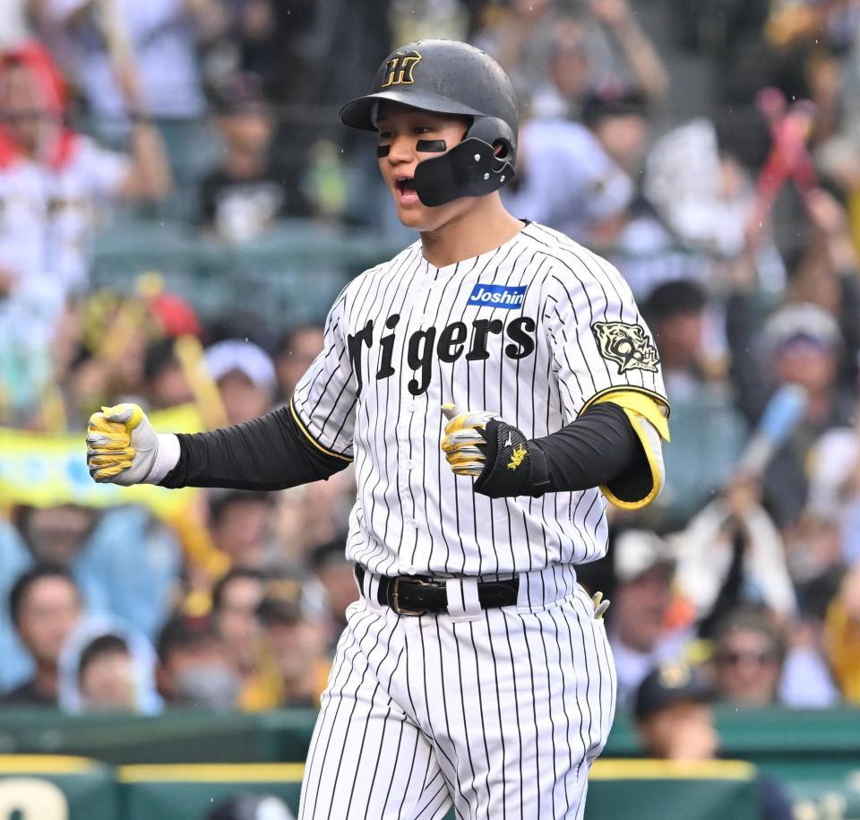 　３回、３ランを放ち生還する森下（撮影・西田忠信）