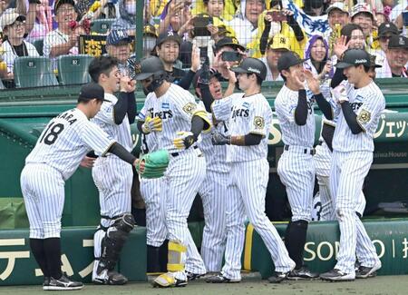 　３回、３ランを放った森下は伊原（左）に最敬礼で迎えられる（撮影・飯室逸平）