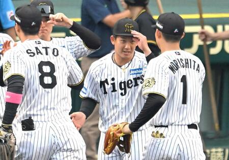 　勝利後、佐藤輝（左）と森下（右）を迎える伊原（撮影・飯室逸平）