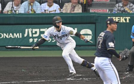 　３回、先制打を放つ中野（撮影・飯室逸平）