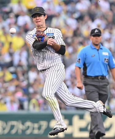 　８回、西川の二ゴロで好守備を見せる中野（撮影・西田忠信）