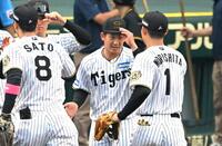 　ナインを迎える伊原（撮影・飯室逸平）