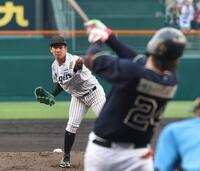 　２回、紅林を空振り三振に仕留める伊原（撮影・北村雅宏）