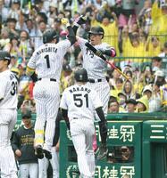 　３回、３ランを放った森下を迎える佐藤輝（中央）（撮影・北村雅宏）