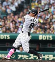 　８回、満塁本塁打を放つ佐藤輝（撮影・北村雅宏）