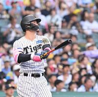 　８回、満塁本塁打を放つ佐藤輝（撮影・西田忠信）